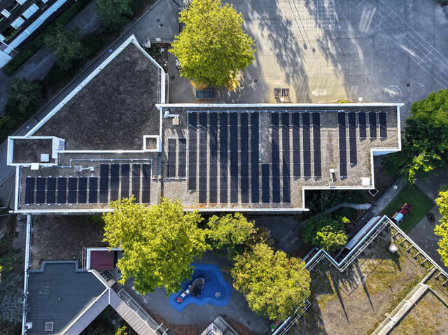 Vue aérienne du le toit de l'école Verderet et ses nouveaux panneaux photovoltaïques