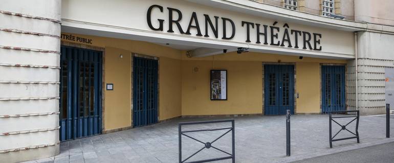 Photographie de la façade du TMG, vue sur les portes d'entrée